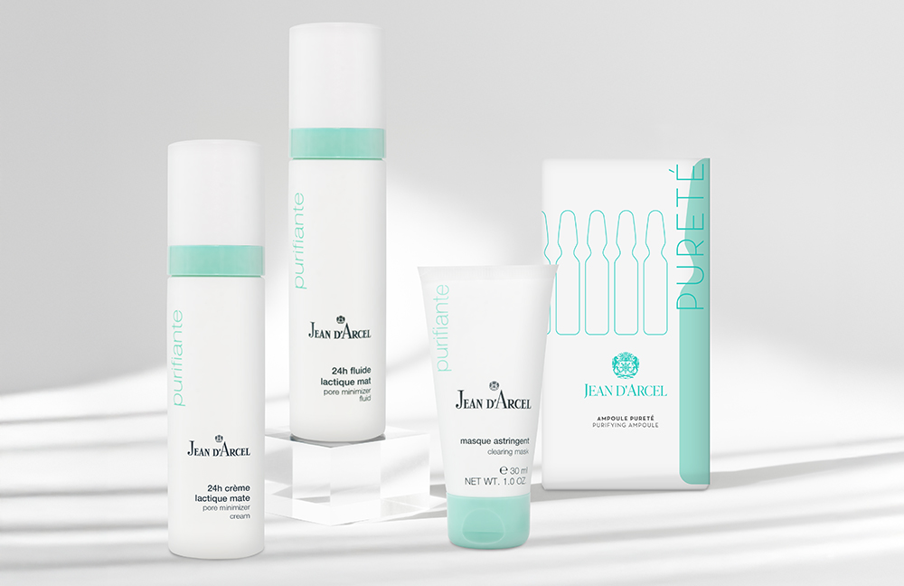 Abbildung einer Gesichtscreme,  Maske, Ampullenbox und eines Fluids, nebeneinander auf hellem Untergrund arrangiert.